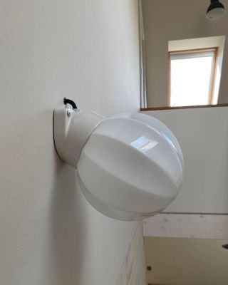 Naše krásné svítidlo s porcelánovou základnou a českým foukaným sklem je skvělé do tradičních i moderních prostor ❤❤❤....