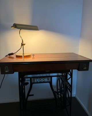 Nádherné, po staru vyrobné mosazné světlo Piano Light od THPG udělá radost nejen pianistům. Je vyrobeno v perfektní...